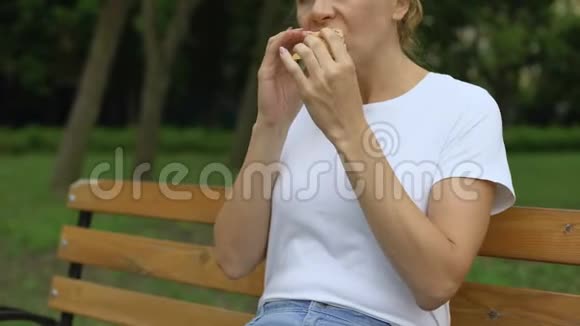 女性在公园吃汉堡感觉恶心食物中毒症状胃炎视频的预览图