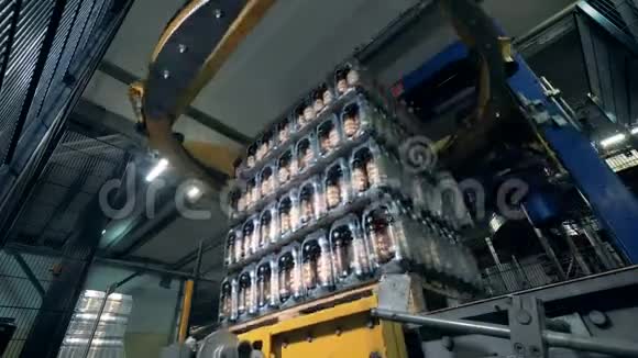 啤酒瓶包装成聚乙烯的快速运动镜头视频的预览图