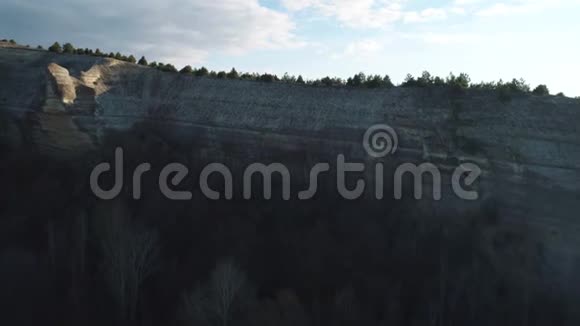 近景大山崖背景上有小村庄蓝天太疯狂了美丽美丽视频的预览图