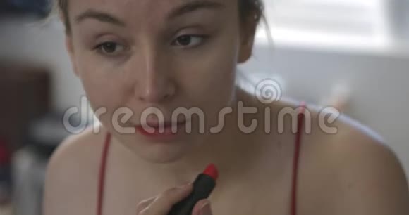 洗手间的女人用红色口红视频的预览图