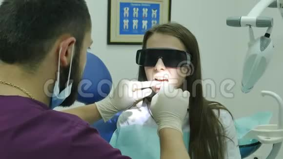 牙医检查女病人的药物检查视频的预览图