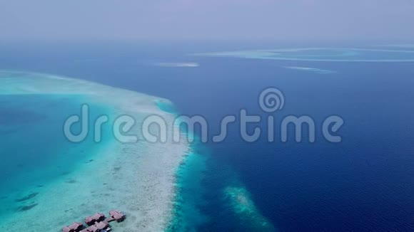 马尔代夫岛附近海岸线地平线和印度洋视频的预览图