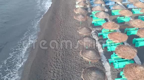 美丽的佩里萨黑沙滩圣托里尼岛视频的预览图