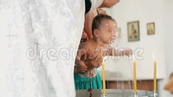 用圣水洗礼孩子的圣礼视频的预览图