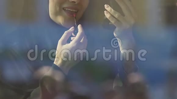 穆斯林女孩在公共场合涂口红禁止伊斯兰妇女使用化妆品视频的预览图
