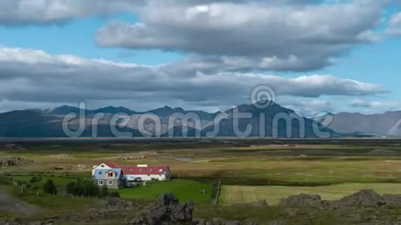 云在冰岛的群山和平原上移动视频的预览图