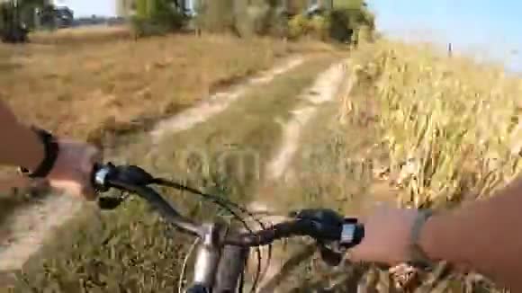 骑自行车在户外视频的预览图