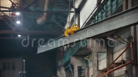 工业概念建筑工厂起重机从悬吊结构中取出铁梁视频的预览图