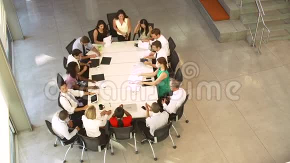 商务人士在会议结束时离开餐桌视频的预览图