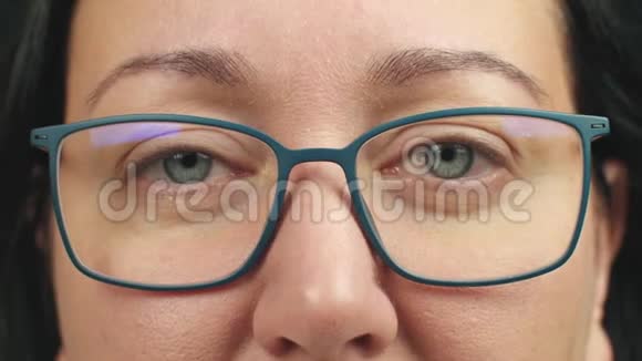 戴着眼镜的女性微笑的眼睛看着镜头极度靠近视频的预览图