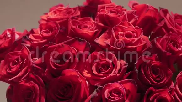 花束中的红玫瑰花视频的预览图