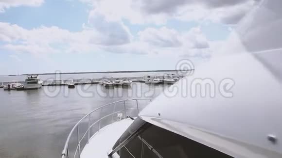游艇停泊在海湾里关注重点视频的预览图