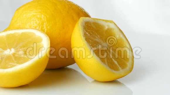 白色背景上成熟的新鲜多汁的黄柠檬女人手拿熟柠檬视频的预览图