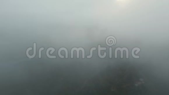 雾中的山间之路印度尼西亚巴厘视频的预览图