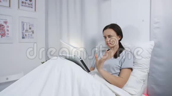 病人在病床上使用数码片视频的预览图
