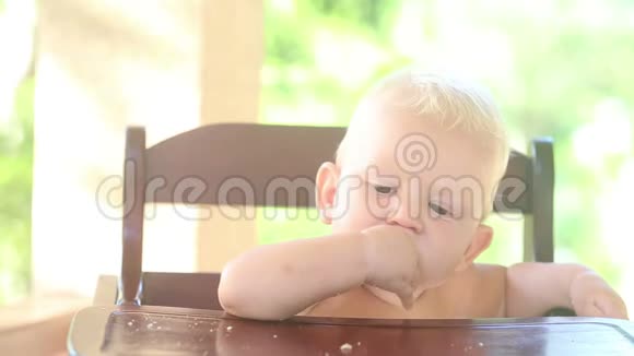 婴儿啼哭椅视频的预览图