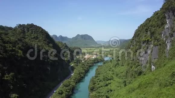 空中全景峡谷与河流和道路对山谷视频的预览图