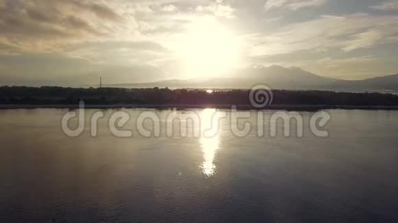 日落时带热带岛屿的美丽空中无人机海景视频的预览图