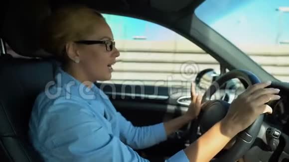 快乐的女士开车唱歌摘下眼镜享受积极的一天视频的预览图