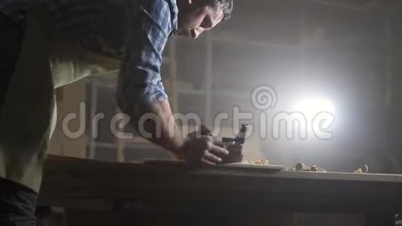 黑车间的男木匠在刨木视频的预览图