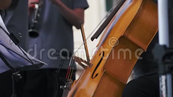慢动作爵士音乐会上的大提琴演奏家视频的预览图
