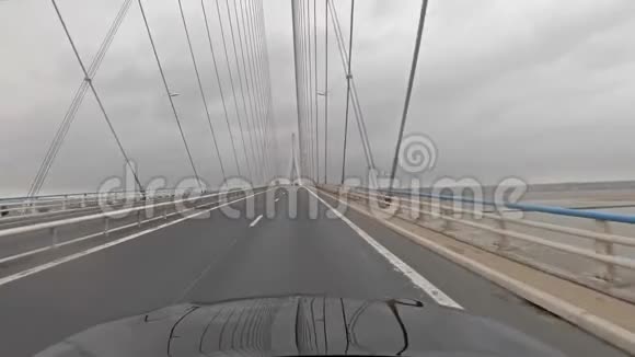 开车经过诺曼底大桥到达法国勒阿弗尔视频的预览图