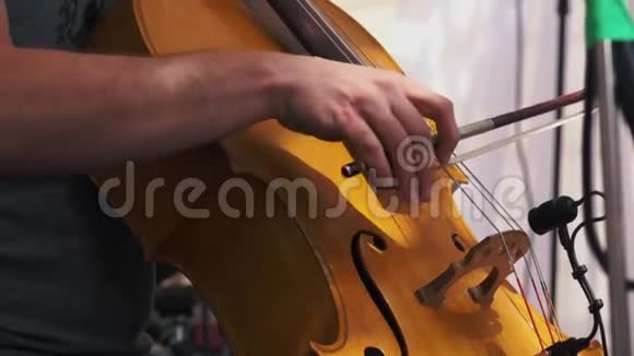 慢动作爵士音乐会上的大提琴演奏家视频的预览图