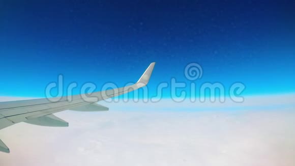 飞机带着云彩在天空中飞行视频的预览图