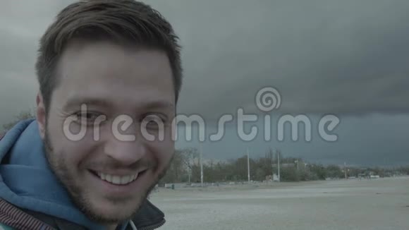 在海滩上笑的人视频的预览图