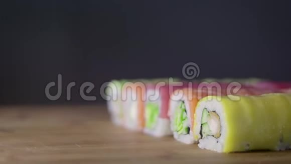 特写彩色鲜卷寿司套餐视频的预览图