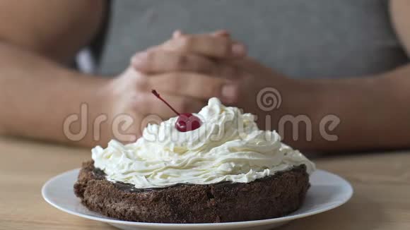 有礼貌的胖子用手吃甜蛋糕高糖含量的食物视频的预览图