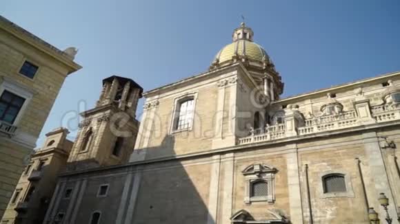 以天空为背景的欧洲历史城市著名的老大教堂行动有圆顶的白石教堂视频的预览图