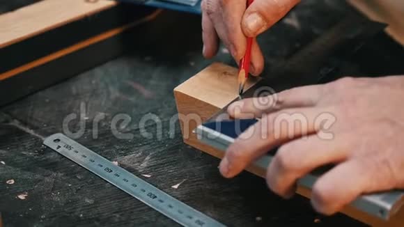 木工行业一名木工用铅笔和标尺在木刻上做记号视频的预览图