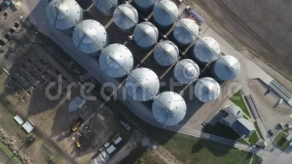 农业粮仓储罐在筒仓附近飞行空中观景顶景视频的预览图