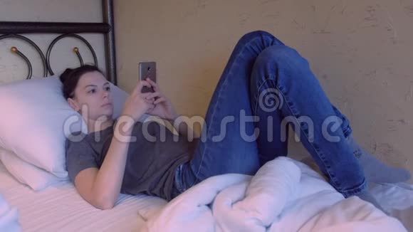 女人正在用手机浏览互联网视频的预览图