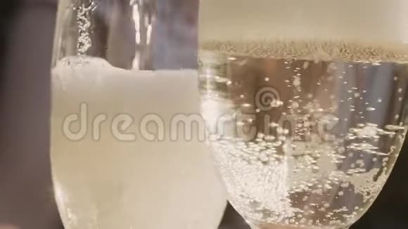 香槟慢动倒酒带有圣诞灯和镜头闪光灯视频的预览图