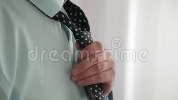 优雅的商务人士穿着白色衬衫系着领带扣着西装外套快关门视频的预览图