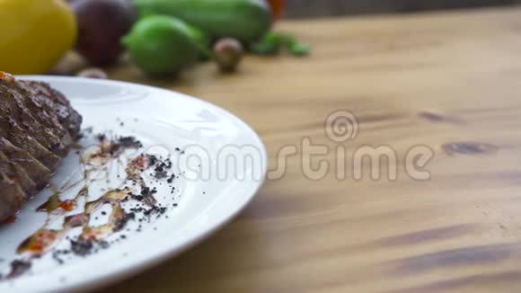 食物组成概念在餐厅的木桌上用蔬菜装饰的烤肉食物造型及设计视频的预览图