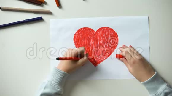 孩子画红心用爱的词放木立方体真正的关系视频的预览图