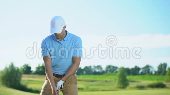 职业男运动员在高尔夫球比赛中的成功射门视频的预览图