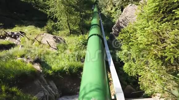 意大利阿尔卑斯山意大利强制水管将水从大坝输送到发电厂发电视频的预览图