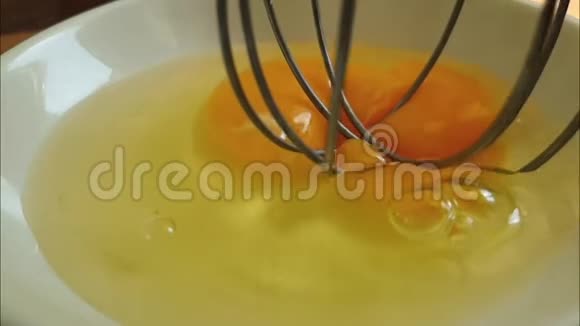 配有搅拌机慢速特写设备的蛋清器视频的预览图