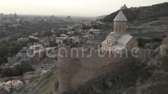 空中录像老第比利斯中心从上面历史教堂的全景纳里卡拉堡垒被视频的预览图