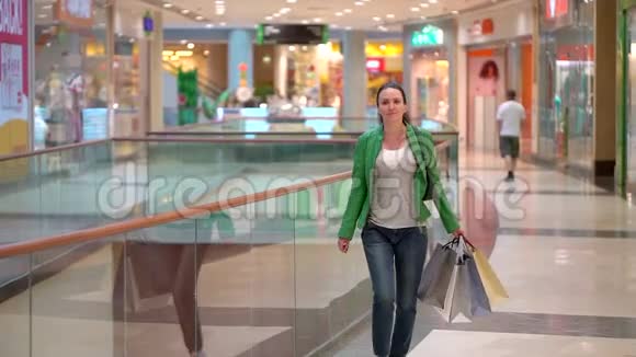带着购物袋在商场里散步的女人概念时尚销售购物幸福视频的预览图