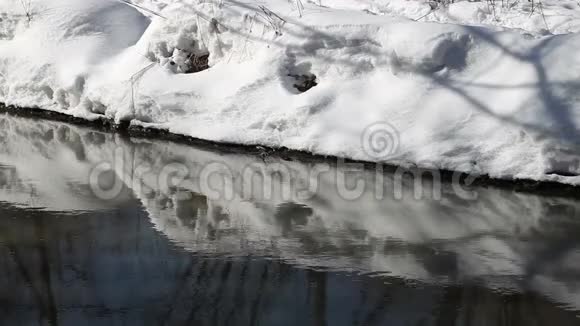 雪堆和一条冬天的河视频的预览图