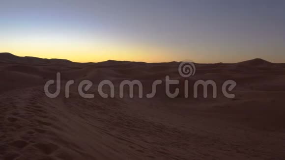 撒哈拉沙漠景观时间流逝清晨美妙的沙丘视频的预览图
