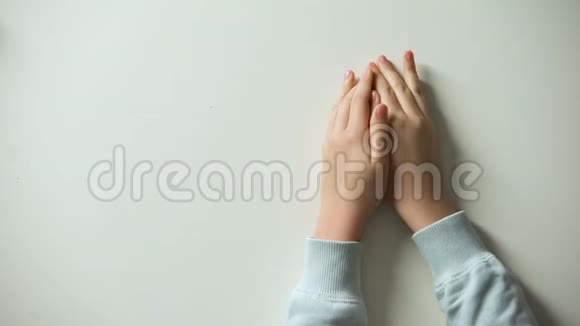 孩子的双手放在白色背景上爱和慈善的概念视频的预览图