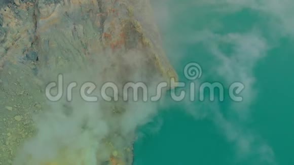 空中射击在爪哇岛上著名的活火山Ijen或KawahIjen日出它的弹坑里装满了视频的预览图