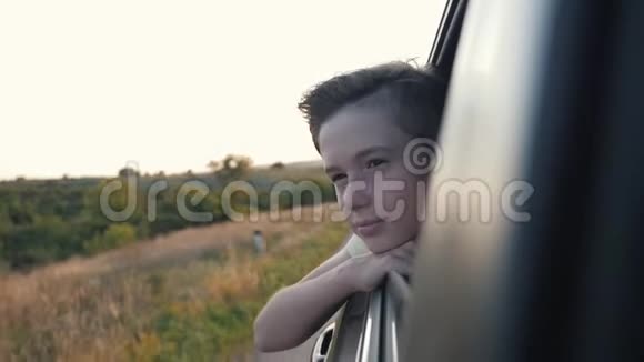 少年从车窗外望去家庭暑期旅行视频的预览图
