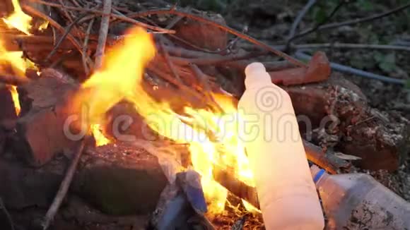 火焰和烟雾燃烧垃圾塑料对空气的污染视频的预览图